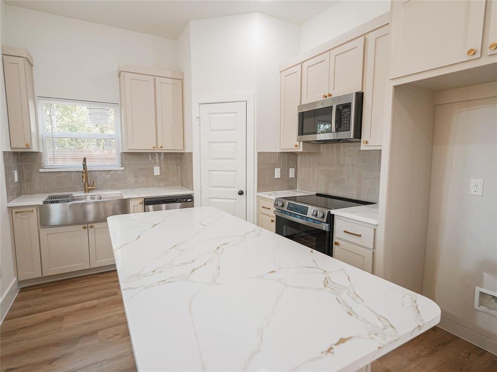 Mayers 02 Ave - Residential