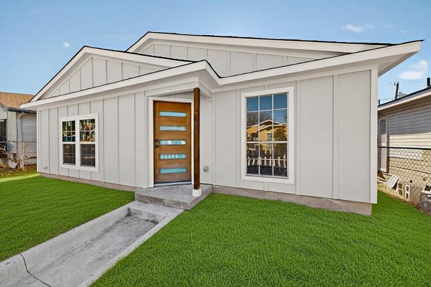 Newly renovated home in Dallas. Private backyard entrance with spacious parking. Updated cabinets and countertops adding a modern look!
Fenced frontyard.