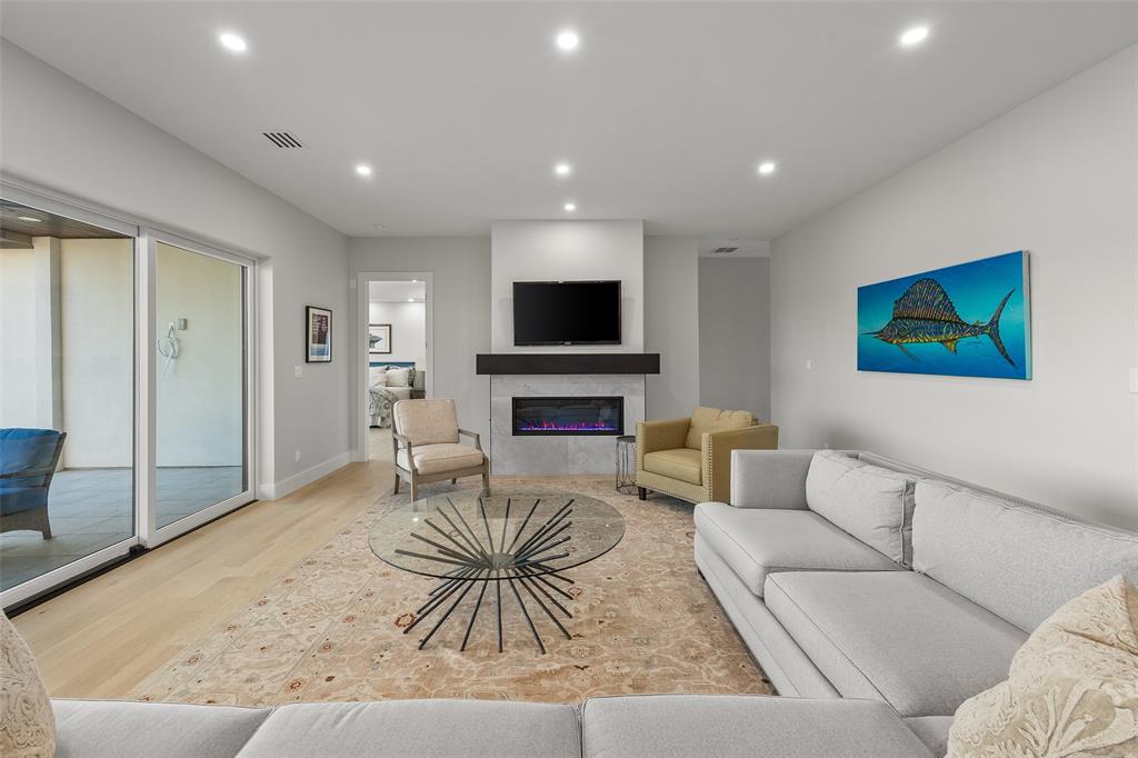 1532 Laguna Bay N