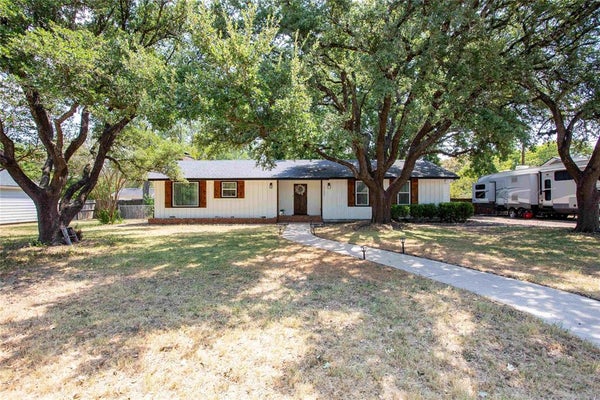 1132 W 8TH ST, MCGREGOR, TX 76657 - Image 66d9edc7342a7bf5c1fb0f0ddafd7fcf/3256858533