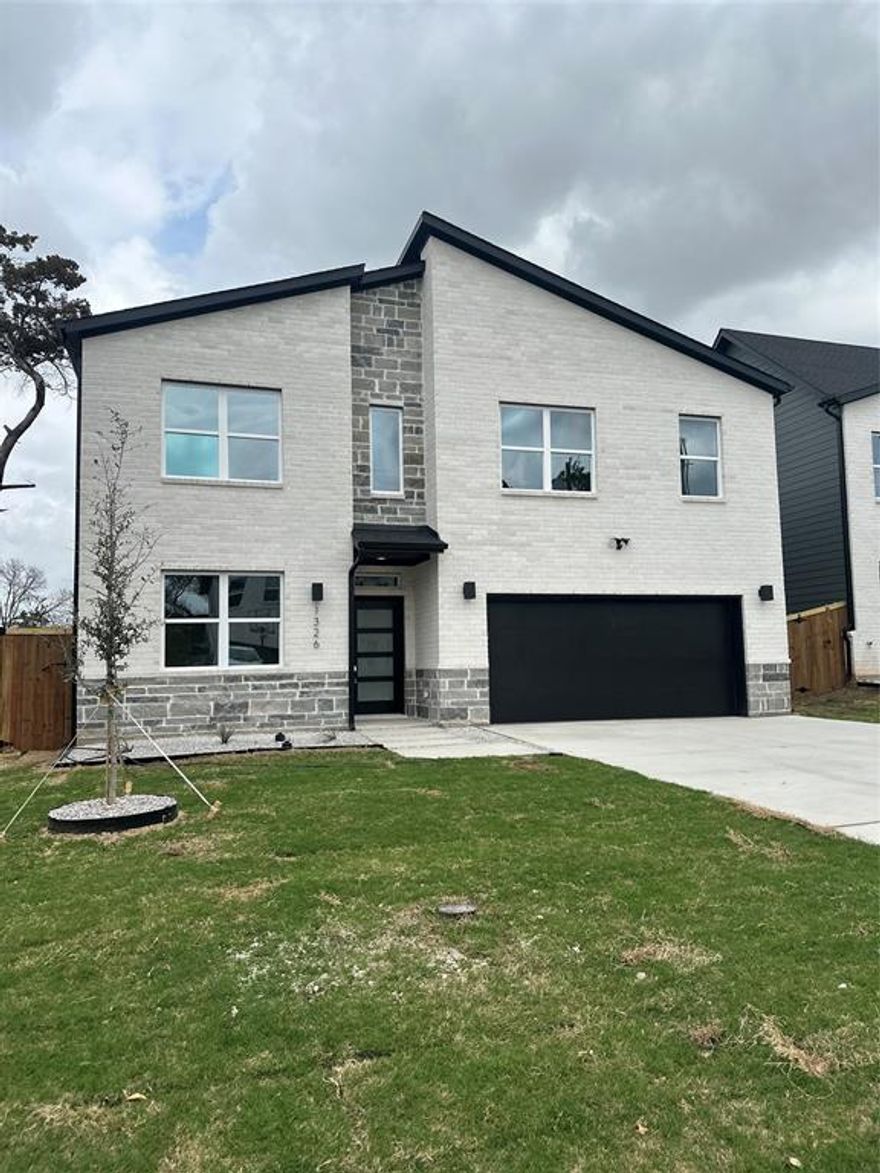 Great opportunity to own a new single family home on a huge lot. This property is located just a few minutes from uptown and downtown Dallas, with a great view of the city from the left of its backyard. This new construction has a contemporary design with open floor plan, four bedrooms, 3 and a half baths, double vanity, huge laundry room, spacious mud room, walk in closets, an office and lots of other storage throughout. This home is part of a development of seven new construction homes and it is ready to move in.