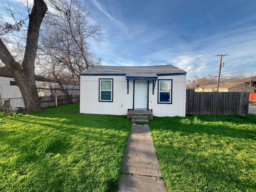 Good fit for someone looking for a starter home. Uptown Greenway- home is in the newly developed area of Greenway Place, 1.5 miles from Downtown. Walk-bike to Top Golf, Panther Island, Coyote Drive-In, Martin House Brewery via the Trinity Trails!