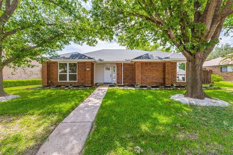 Photo of 713 Bridgewater Lane, Mesquite, TX 75181 (MLS # 21268414)