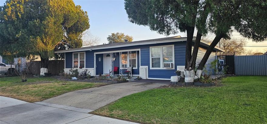 Nice and cozy 3-bedroom 1 bath recently remodeled! well taken care of additionally it has a room on the back that easily can be converted to an apartment for extra income, motivated seller!! new floors, new electrical system, located in a well stablish neighborhood with convenient access to HWY 287 and I-820, don't miss the opportunity to make this your new home!