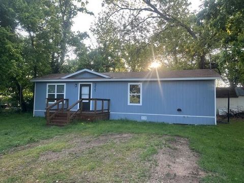 Photo of 311 Pearce Road, Collinsville, TX 76233 (MLS # 21241046)