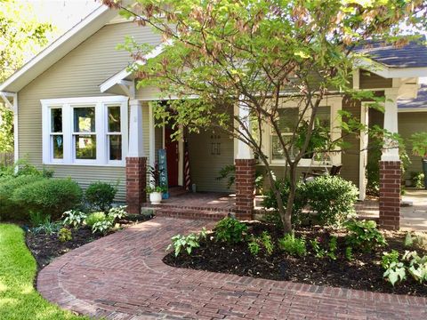 416 W College Street Grapevine TX 76051