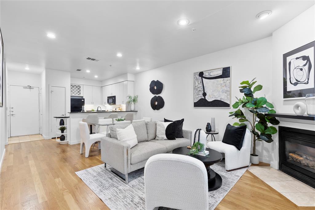 3922 Gilbert Avenue 115