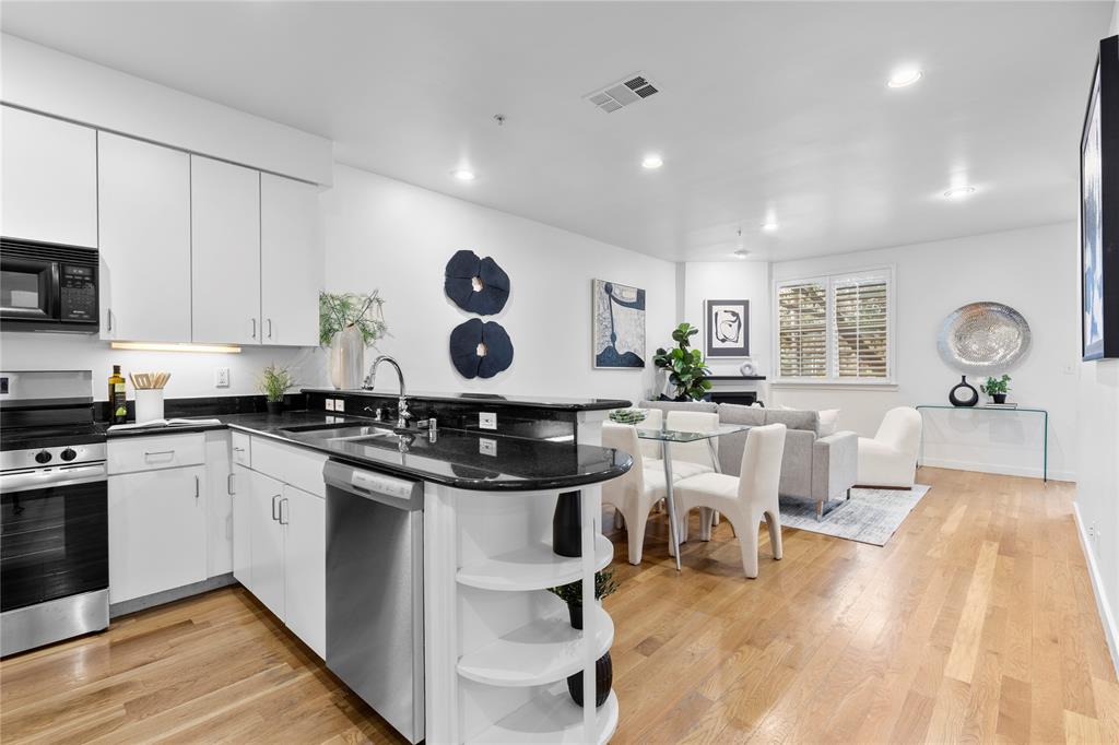 3922 Gilbert Avenue 115