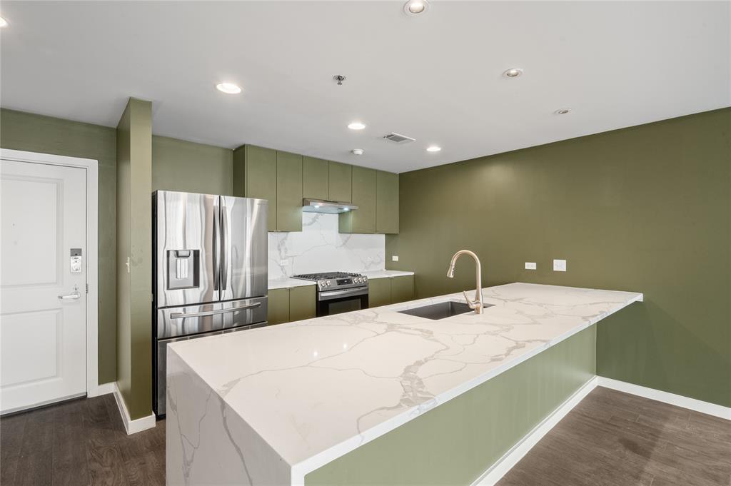 1200 Main Street 909