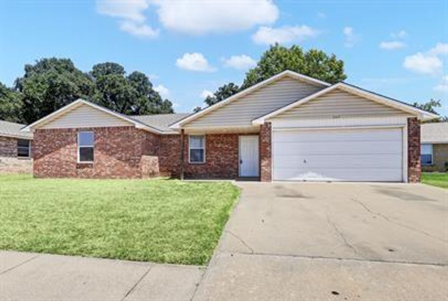 *** TWO WEEKS FREE WITH APPROVED APPLICATION!! ***
Adorable 3 bedroom two bathroom home available for lease in Granbury!! Spacious bedrooms with walk-in closets! Cozy living areas and a cute kitchen area! Located on a quiet cul de sac near great shopping and schools! This home is perfect for entertaining and you definitely will not want to miss out on this awesome opportunity!

Pets OK with deposit. Must make approximately 3x the rent as income.