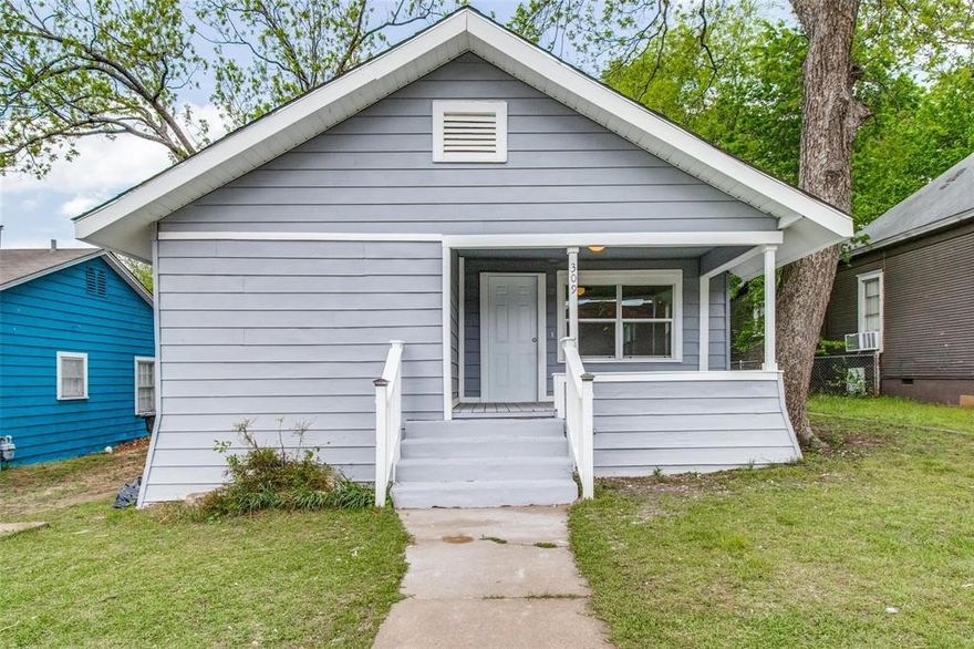 Discover your next home or potential investment property with this 3 bedroom, 2 bathroom home that also features a large backyard!