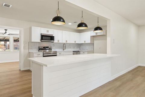 729 Finland Street Grand Prairie TX 75050