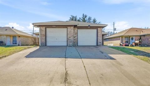 Photo of 6833 S Creek Drive, Fort Worth, TX 76133 (MLS # 21224992)