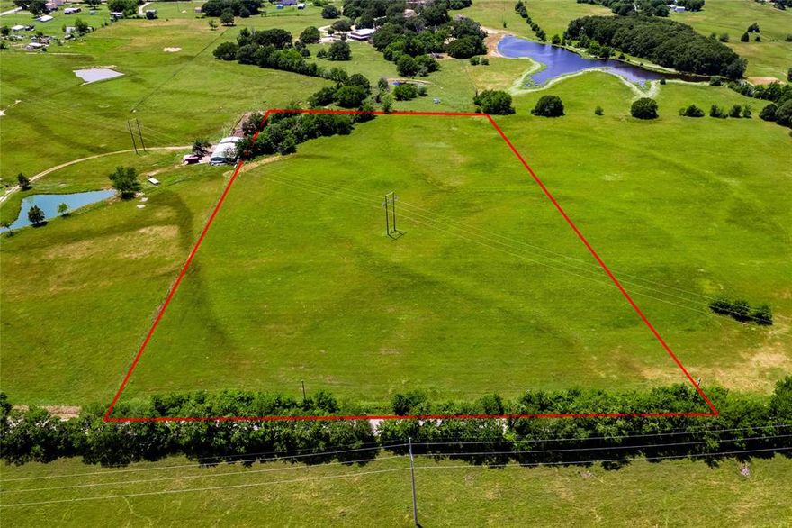 Just 10 minutes from the charming, historic downtown Mabank, this beautiful 11-acre property offers a peaceful escape with convenient access. Enjoy a stunning drive in with paved roads and picturesque scenery—it's truly a breathtaking spot to build your dream homestead while maintaining your agricultural exemption. Located just one hour from both Dallas and Tyler, and within easy reach of Canton and the famous First Monday Trade Days, this is a rare opportunity you don’t want to miss!