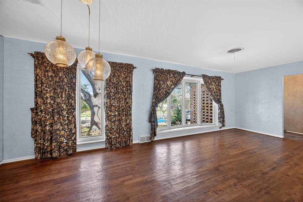 9846 Crestwick Drive