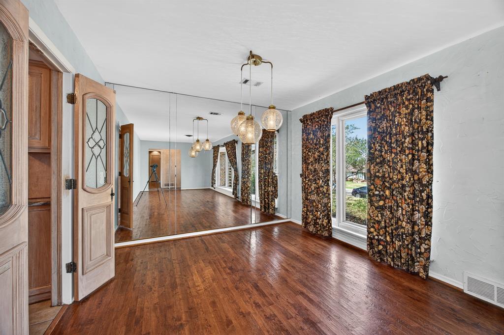 9846 Crestwick Drive