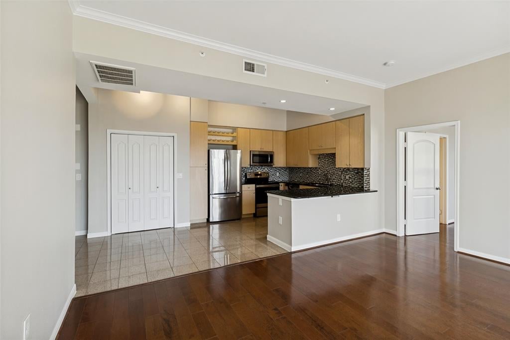 3225 Turtle Creek Boulevard 1111