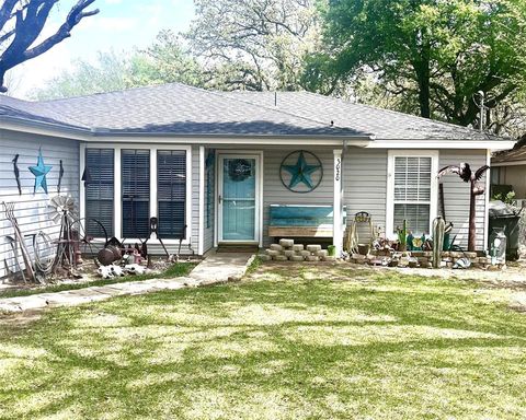 Photo of 3020 Delaware Trail, Lake Worth, TX 76135 (MLS # 21237327)