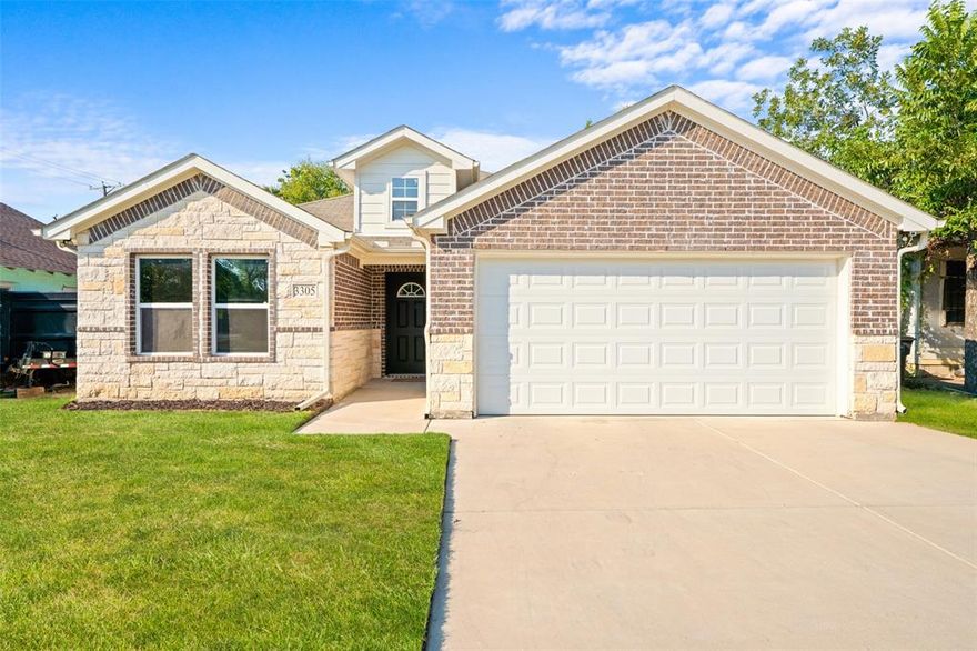 Beautiful 3-bedroom, 2-bath home with open-concept layout, high ceilings, and split bedrooms. The kitchen features granite countertops, stainless steel appliances, a large island, and plenty of natural light. Enjoy the covered back porch, spacious closets, and a separate utility room with extra storage.

Includes an assumable solar panel loan for lower energy costs and long-term savings. Conveniently located near TCU, the medical district, Downtown Fort Worth, shopping, dining, and freeway access.