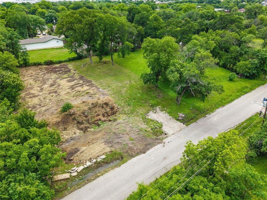 Excellent opportunity to own a 0.17-acre residential lot in the rapidly growing West Dallas area. Zoned Residential R-5(A), this property offers excellent potential for new construction or investment opportunities. Conveniently located just minutes from Trinity Groves, Design District, Bishop Arts, and Downtown Dallas, with nearby retail, dining and entertainment. Easy access to Loop 12 and I-30 providing convenient connectivity throughout the Metroplex. Ideal for builders, developers, or investors seeking property in one of Dallas’ key redevelopment corridors.
*Buyer to verify permitted uses, zoning, and development requirements with the City of Dallas*