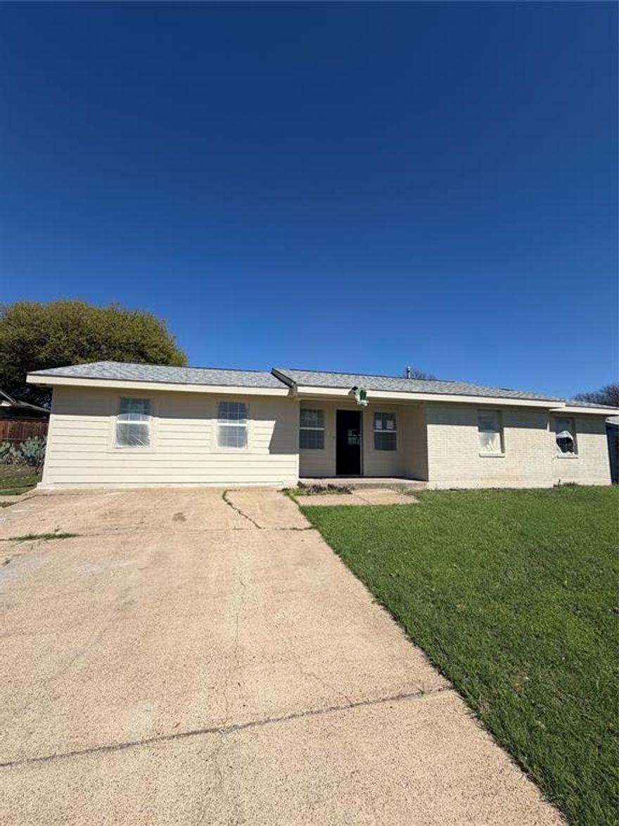 *INVESTMENT OPPORTUNITY*
Home features a brand-new roof, new windows and HVAC installed. Strong rental potential with solid structure. Ideally to fix and flip for investment. Whether you're just getting started, this property offers a great combination of stability and upside potential.