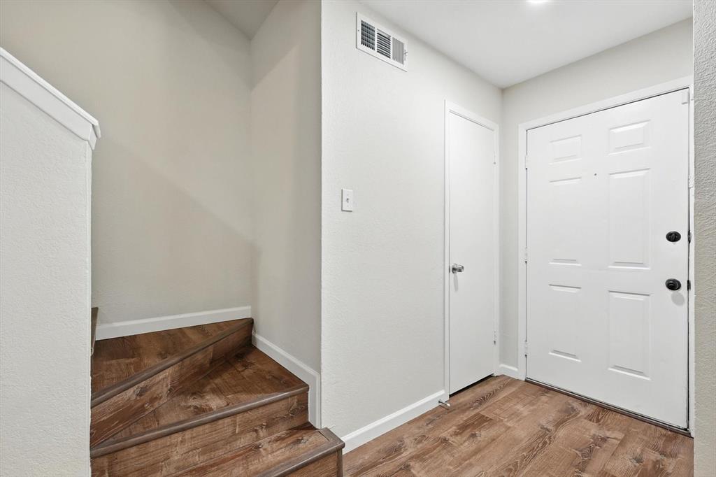 900 W Mulberry Street 7