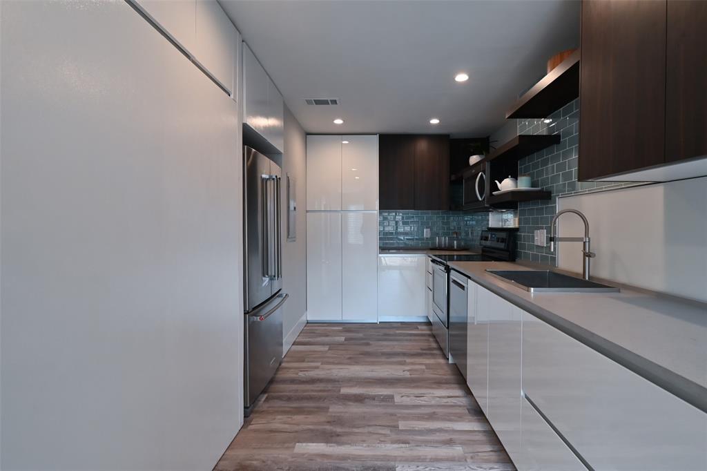 Villas Condo At Pkwy Village - Residential