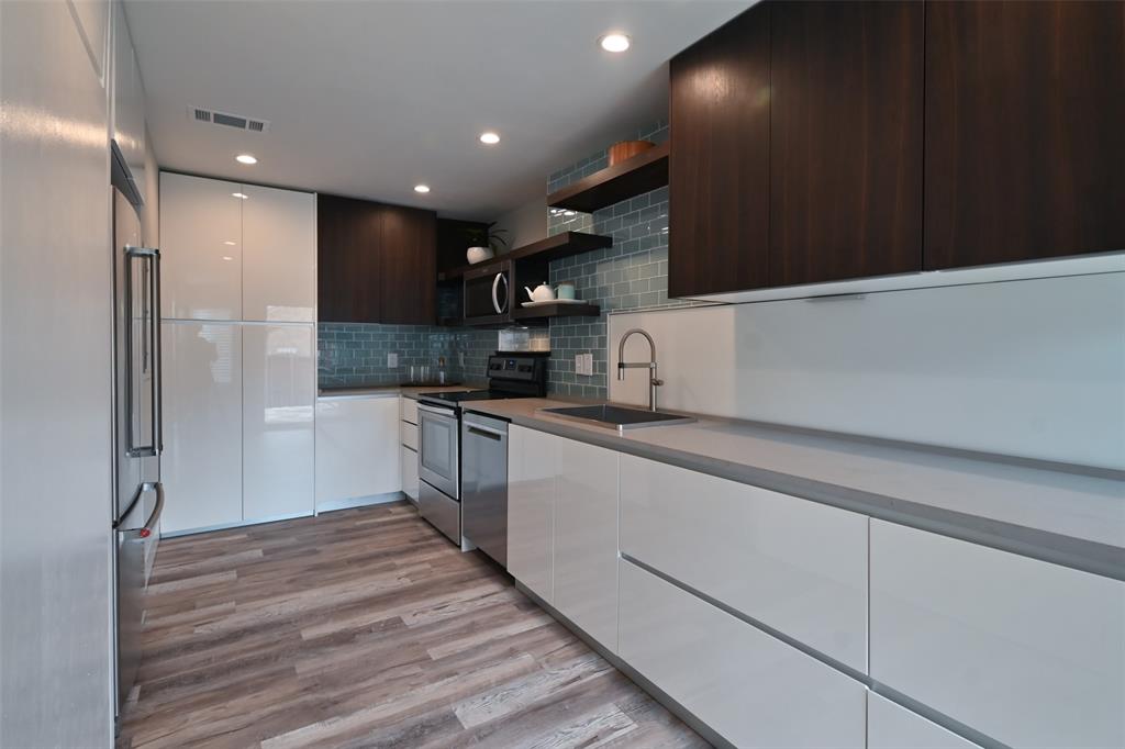 Villas Condo At Pkwy Village - Residential