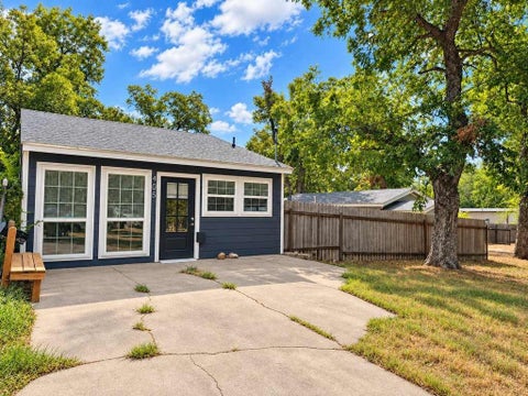 Photo of 405 & 407 S 6th Street, Gatesville, TX 76528 (MLS # 21386900)
