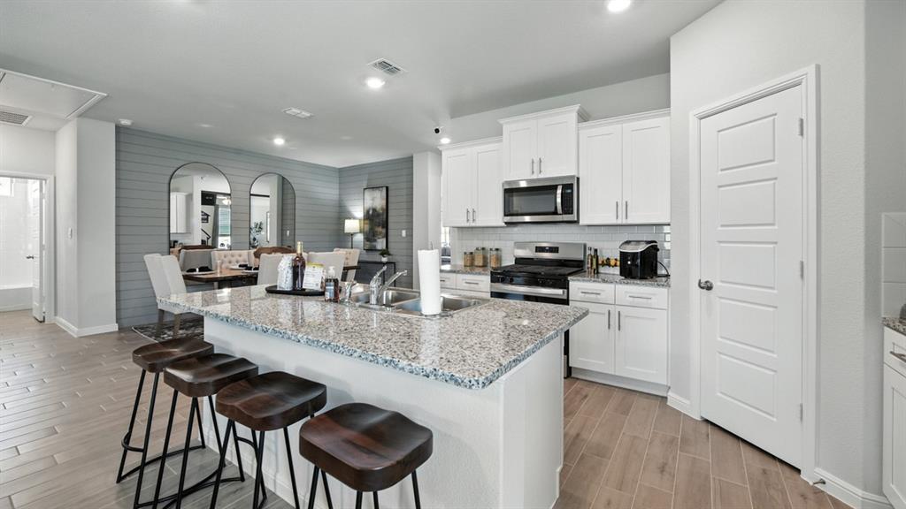 809 HOLLYN Drive
