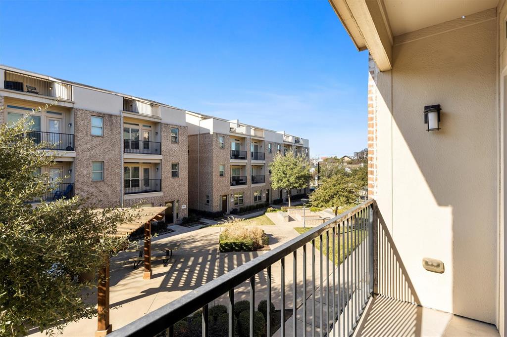 Exall Twnhms II - Residential