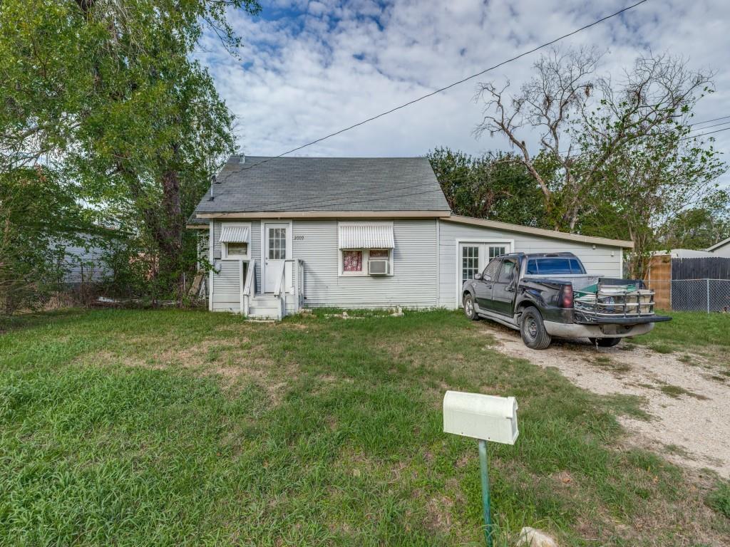 2009 Pecan Street