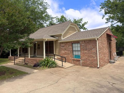 Photo of 902 W Pearl Street, Granbury, TX 76048 (MLS # 21275225)
