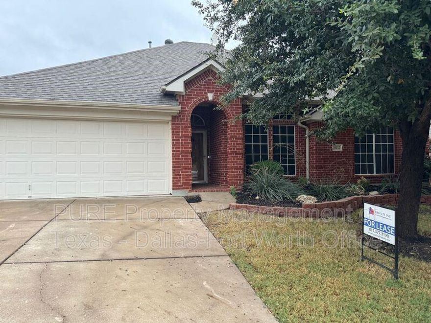 Welcome to your dream home in North Fort Worth! This stunning 3 bedroom, 2 bathroom residence offers a spacious open-concept living, providing the perfect blend of comfort and style.
The open layout seamlessly connects the living, dining, and kitchen areas, creating an inviting space for both relaxation and entertainment.
The well-appointed kitchen is a chef's delight, featuring modern appliances and ample counter space. 
Retreat to the tranquility of the master bedroom, complete with a garden bathtub for ultimate relaxation. The additional 2 bedrooms are perfect for accommodating guests or creating a home office space to suit your needs.
Convenience is at your fingertips with this home's prime location. The proximity to business districts adds a practical touch for those with a busy lifestyle.
Don't miss the opportunity to make this house your own. Schedule a viewing today and experience the perfect blend of comfort and convenience in North Fort Worth!