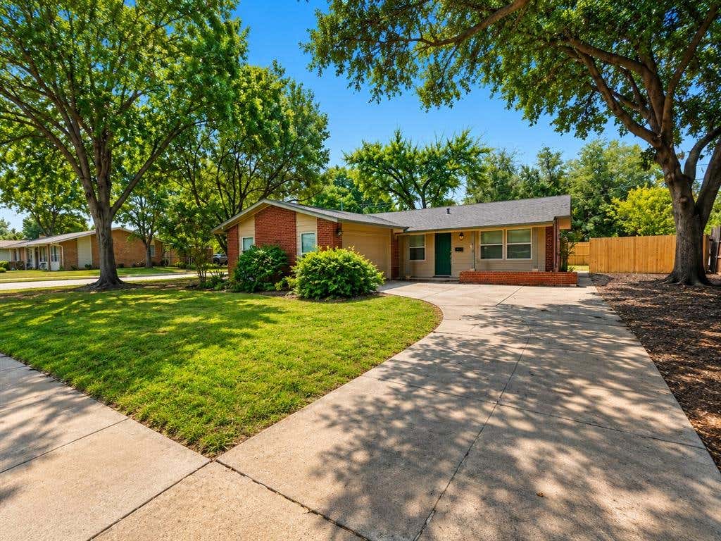 Photo of 901 Melrose Drive, Richardson, TX 75080 (MLS # 21349898)