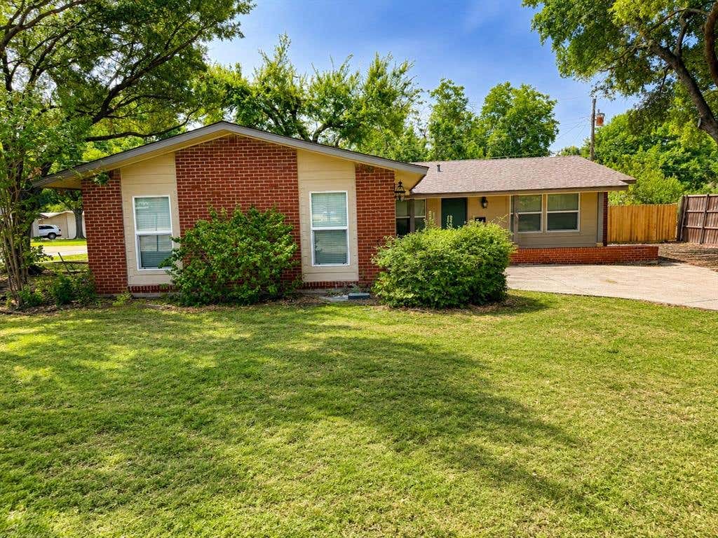 Photo of 901 Melrose Drive, Richardson, TX 75080 (MLS # 21349898)