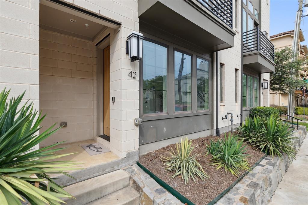 3200 Ross Avenue 42