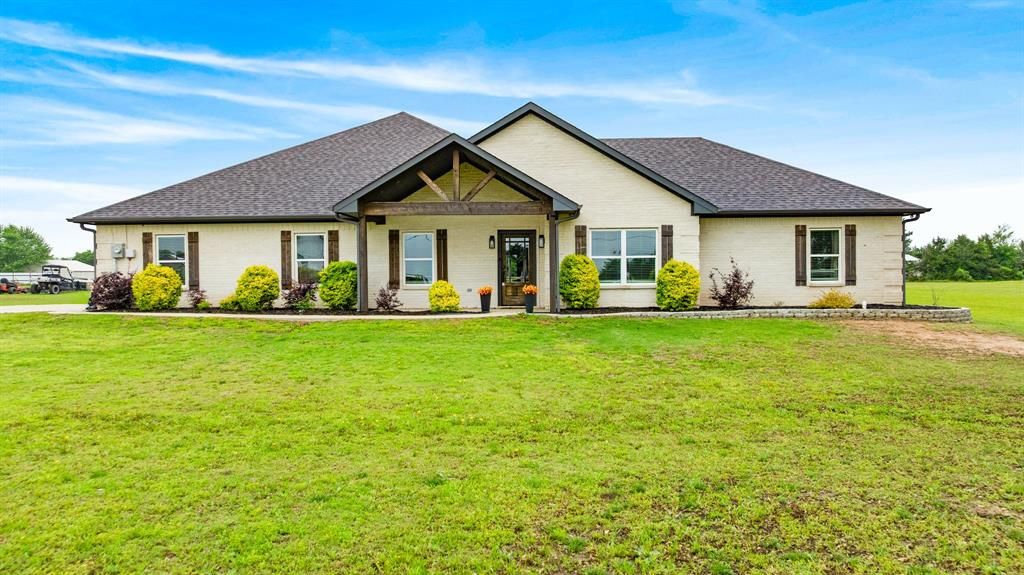 Photo of 221 Private Road 33082, Sumner, TX 75486 (MLS # 21252925)