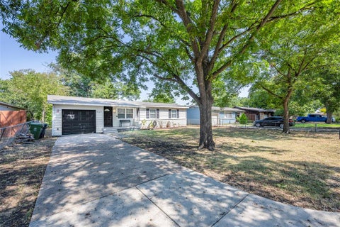 Photo of 509 Circle Drive, Arlington, TX 76010 (MLS # 21372449)