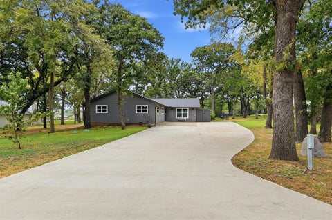 Photo of 237 Cayuga Trail, Lake Kiowa, TX 76240 (MLS # 21370850)