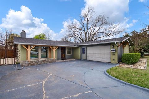 Photo of 917 Warfield Way, Richardson, TX 75080 (MLS # 21197356)