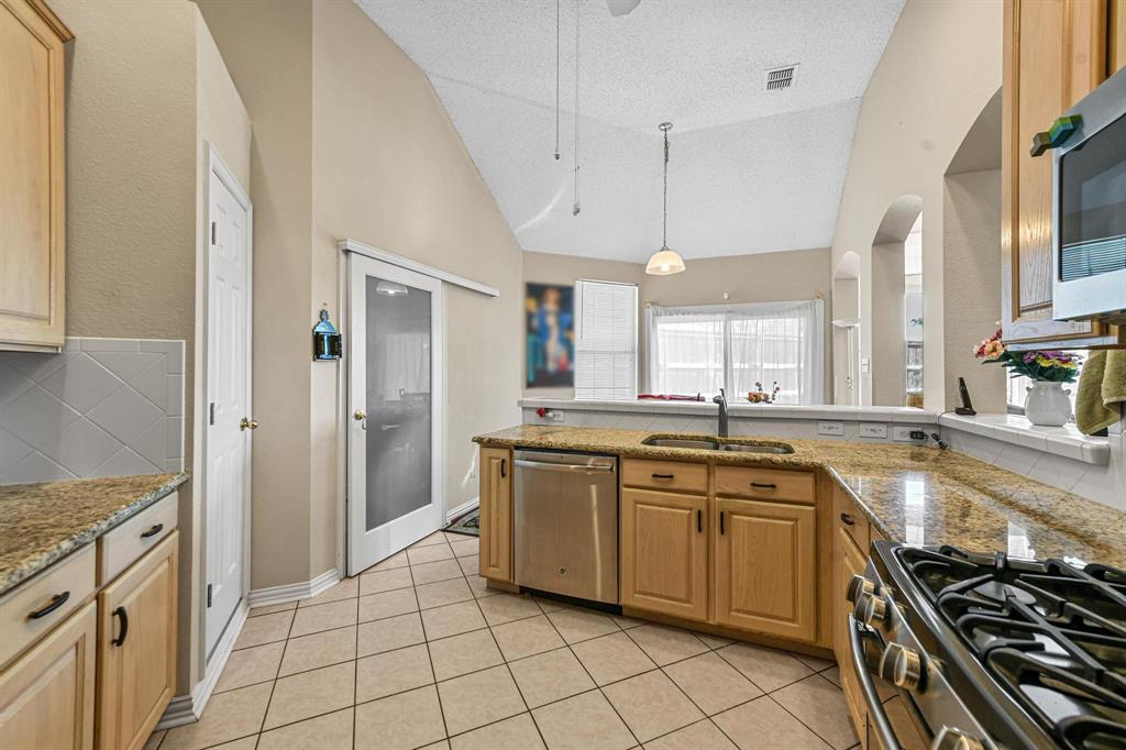 Irving, Texas 75063, United States, 3 Bedrooms Bedrooms, ,2 BathroomsBathrooms,Residential,Pending,28738