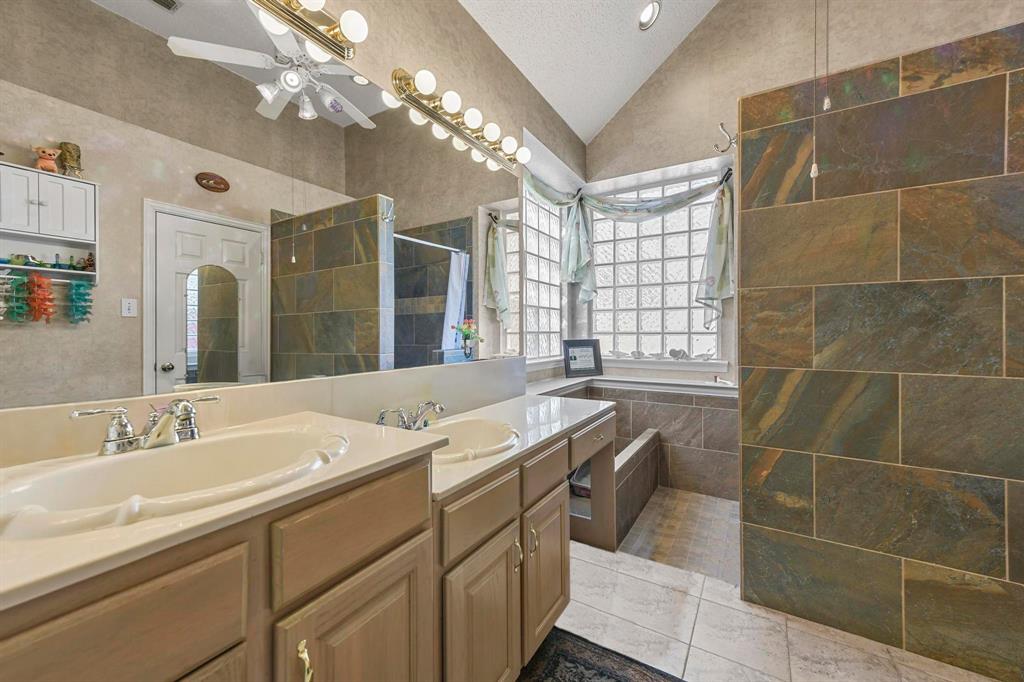 Irving, Texas 75063, United States, 3 Bedrooms Bedrooms, ,2 BathroomsBathrooms,Residential,Pending,28738