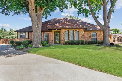 Single Family Residence in Grapevine TX 520 Brookside Drive.jpg