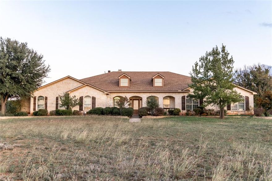 Beautiful 4 bedroom, 3.5 bathrooms, 2 living areas, 2 dining areas open floor plan. This is a custom home with lots of built ins and extras. Huge master walk thru closet to the laundry room. Outdoor living space with outdoor fireplace. Large shop for boats, extra cars or Rvs. In a quiet cul de sac over looking the mountains. This one wont last long so call me today! The entire house has a fresh coat of paint and is move in ready!!
Buyer and buyers agent to verify square footage