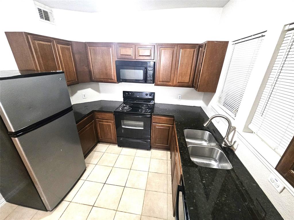Photo of 1921 W 10th Street, Dallas, TX 75208 (MLS # 21385553)