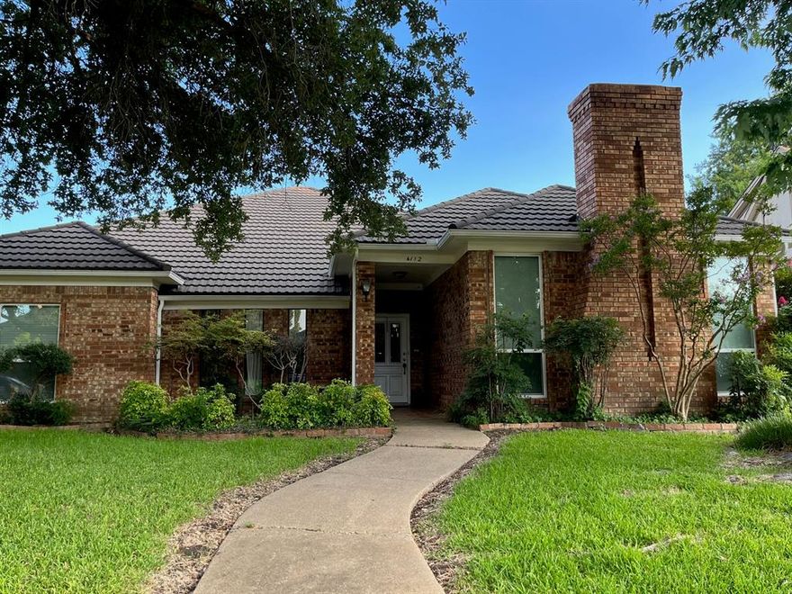 BIG BRIGHT BEAUTIFUL 4 BED RMS updated HOUSE  2800 SQFTS  one story WITH nice TREE on front and good size backyard. cedar fence board on board. update  Laminated floor  plus  fairly new carpet .   and high efficient Tran 15 seri AC 3 year old all bathroom update. especial master bath new shower and tub Only allow one pet,  Bosch dishwasher  and all new argon gas efficiency windows  3 living area. available Aug.1 for move in. Washer and dryer stay
