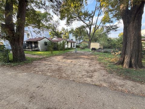917 Walkway Street Dallas TX 75212