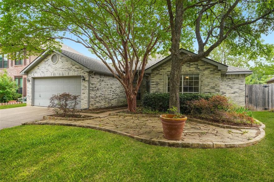 Pedro sells Texas in conjunction with Texas Connect Realty are proud to present 7516 Deerlodge Trail in Fort Worth Texas. Welcome to this beautifully maintained single-story home nestled in the highly desirable Park Glen community of North Fort Worth! Featuring timeless limestone brick exterior, mature trees, manicured landscaping with flagstone accents, and a two-car garage, this home radiates warmth and curb appeal from the moment you arrive.
Inside, the spacious open-concept living area boasts vaulted ceilings, a cozy wood-burning fireplace, a ceiling fan, and an abundance of natural light pouring through large transom windows — perfect for relaxing or entertaining. The open flow connects seamlessly to the dining area and kitchen.
The kitchen is a true standout with rich oak cabinetry, stunning granite countertops, a tile backsplash, stainless steel appliances including a dishwasher and refrigerator, and a gorgeous arched window that frames the backyard's lush greenery — creating a bright and inviting space to cook and gather.

Zoned to Keller ISD, Keller ISD cultivates learners, inspires leaders, and builds a community of excellence — with programs for every student from Pre-K through graduation. 
Bienvenido a esta hermosa casa de un solo piso ubicada en la muy codiciada comunidad de Park Glen en el norte de Fort Worth! Con su fachada de piedra caliza, árboles maduros, jardín cuidado con detalles de piedra natural y cochera para dos autos, esta casa te enamora desde que llegas.
Adentro, la amplia sala de estar de concepto abierto cuenta con techos altos tipo bóveda, una acogedora chimenea de leña, un ventilador de techo y una gran cantidad de luz natural que entra por amplias ventanas.