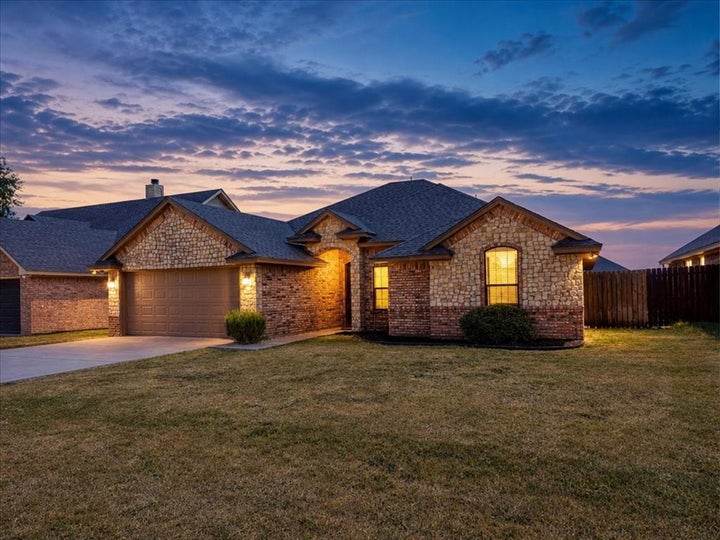 Photo 1 of 34 — 9120 Parkview Circle, Tolar, TX 76476